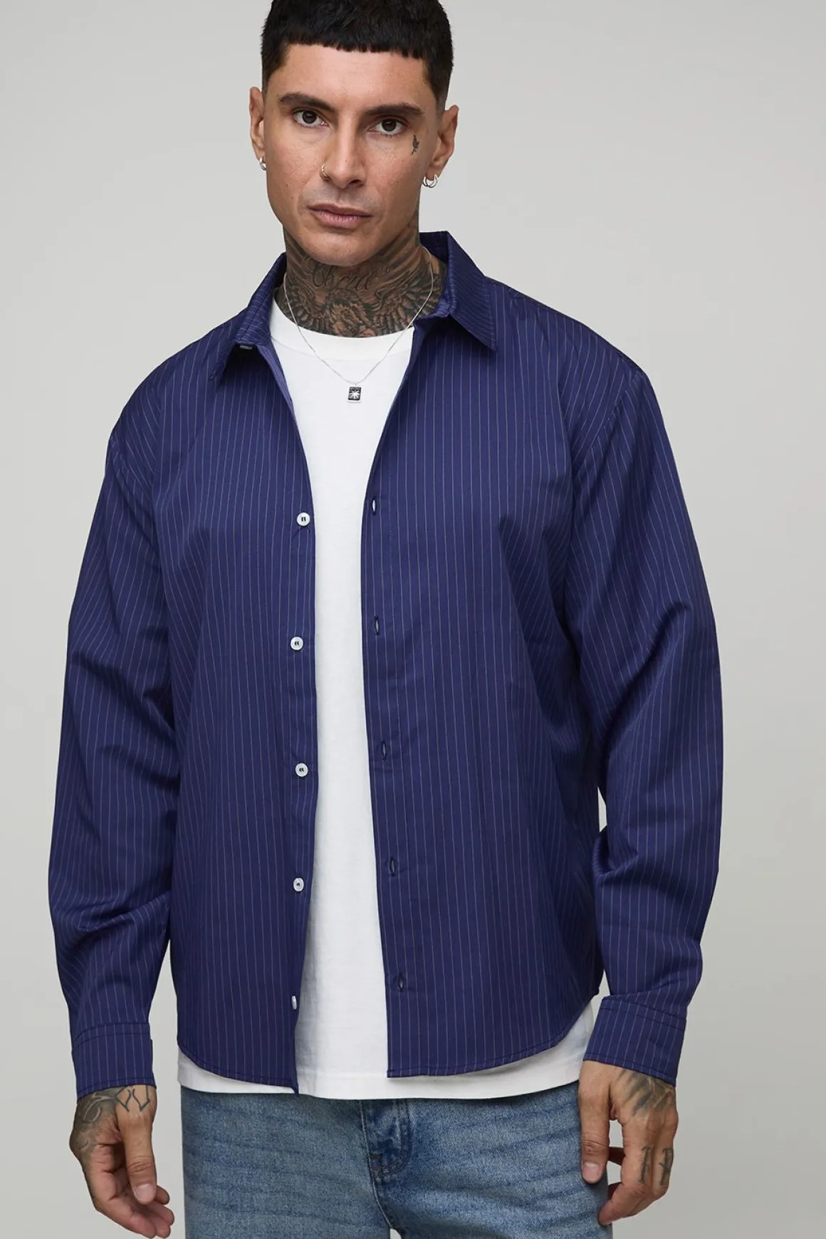 Chemise oversize à manches longues, rayée, avec un ourlet incurvé