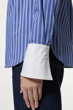 Chemise rayée ajustée à col et poignets contrastants
