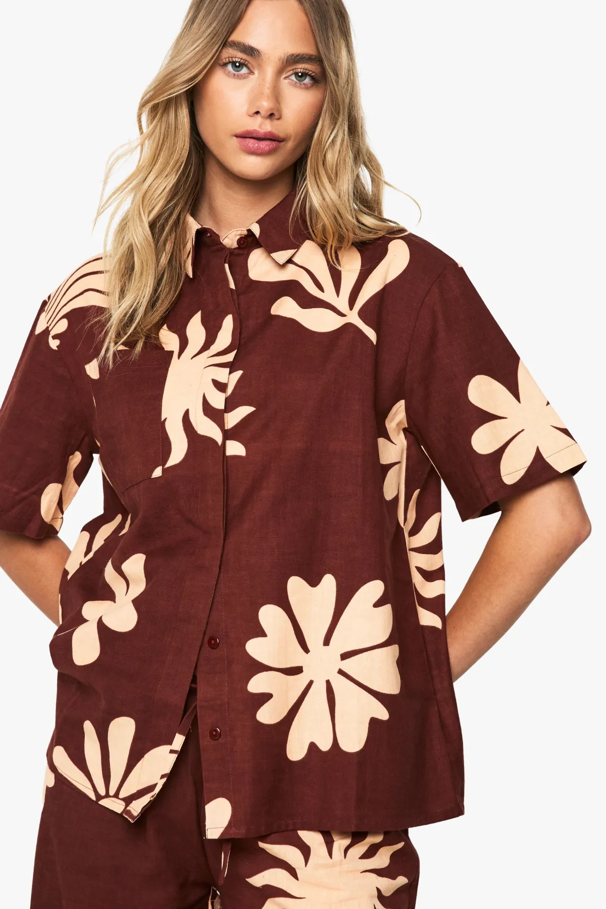 boohoo Chemise Resort en lin à imprimé Shell<Femme Looks Chocolat|Tops
