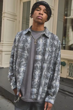 Chemise surdimensionnée, en coupe boxy, acid wash et ornée