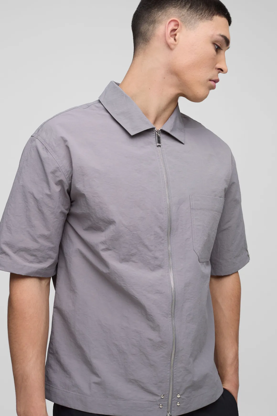 Chemise surdimensionnée en nylon froissé à fermeture éclair, manches courtes