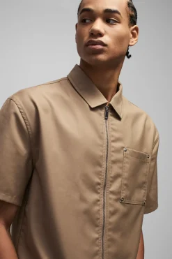 Chemise surdimensionnée et carrée à détails de charpentier
