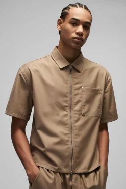 Chemise surdimensionnée et carrée à détails de charpentier
