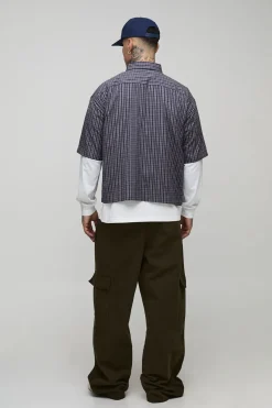 Chemise tall, oversize et carrée à micro carreaux, avec appliqué graffiti et effet de fausse superposition
