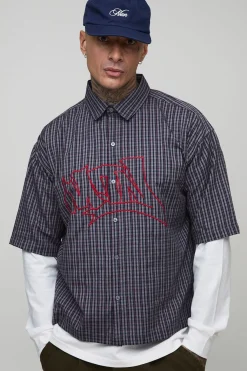 Chemise tall, oversize et carrée à micro carreaux, avec appliqué graffiti et effet de fausse superposition