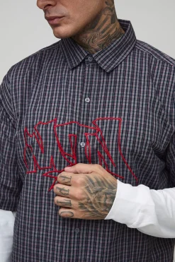 Chemise tall, oversize et carrée à micro carreaux, avec appliqué graffiti et effet de fausse superposition