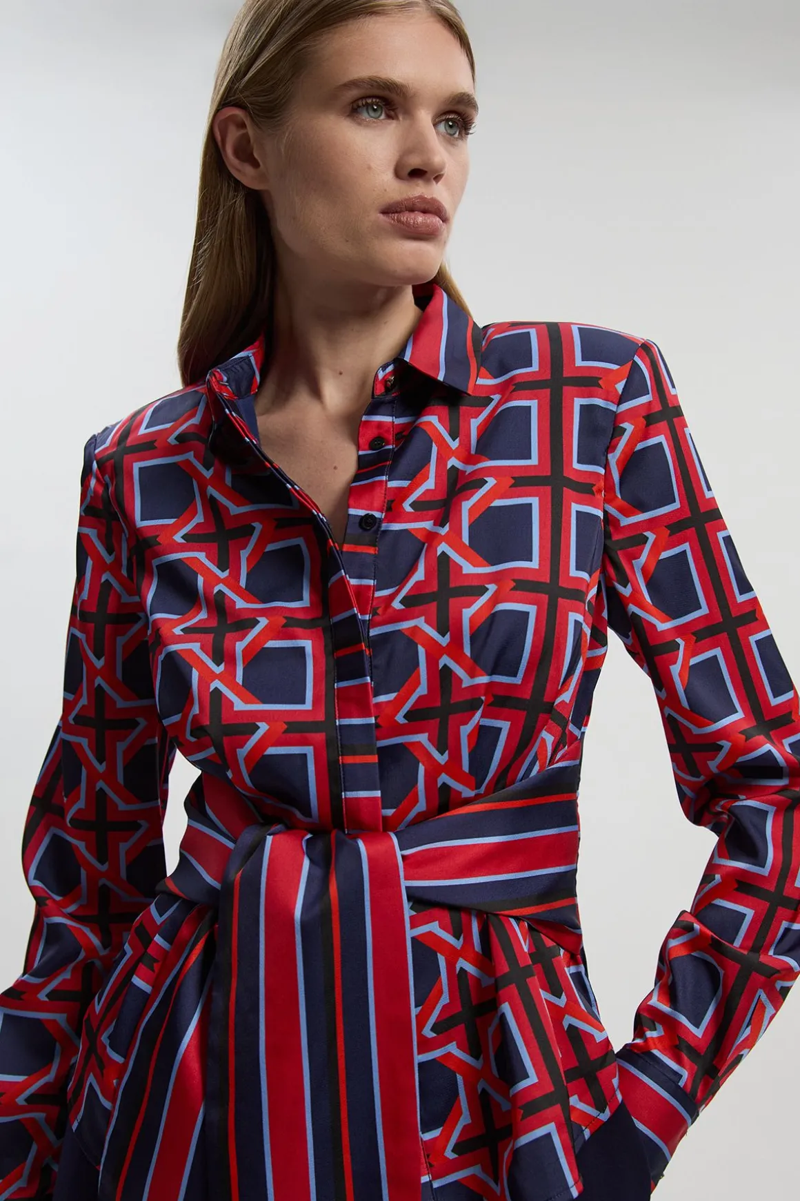 Chemise Tissée en Satin Martelé à Imprimé Géométrique avec Ceinture à Nouer