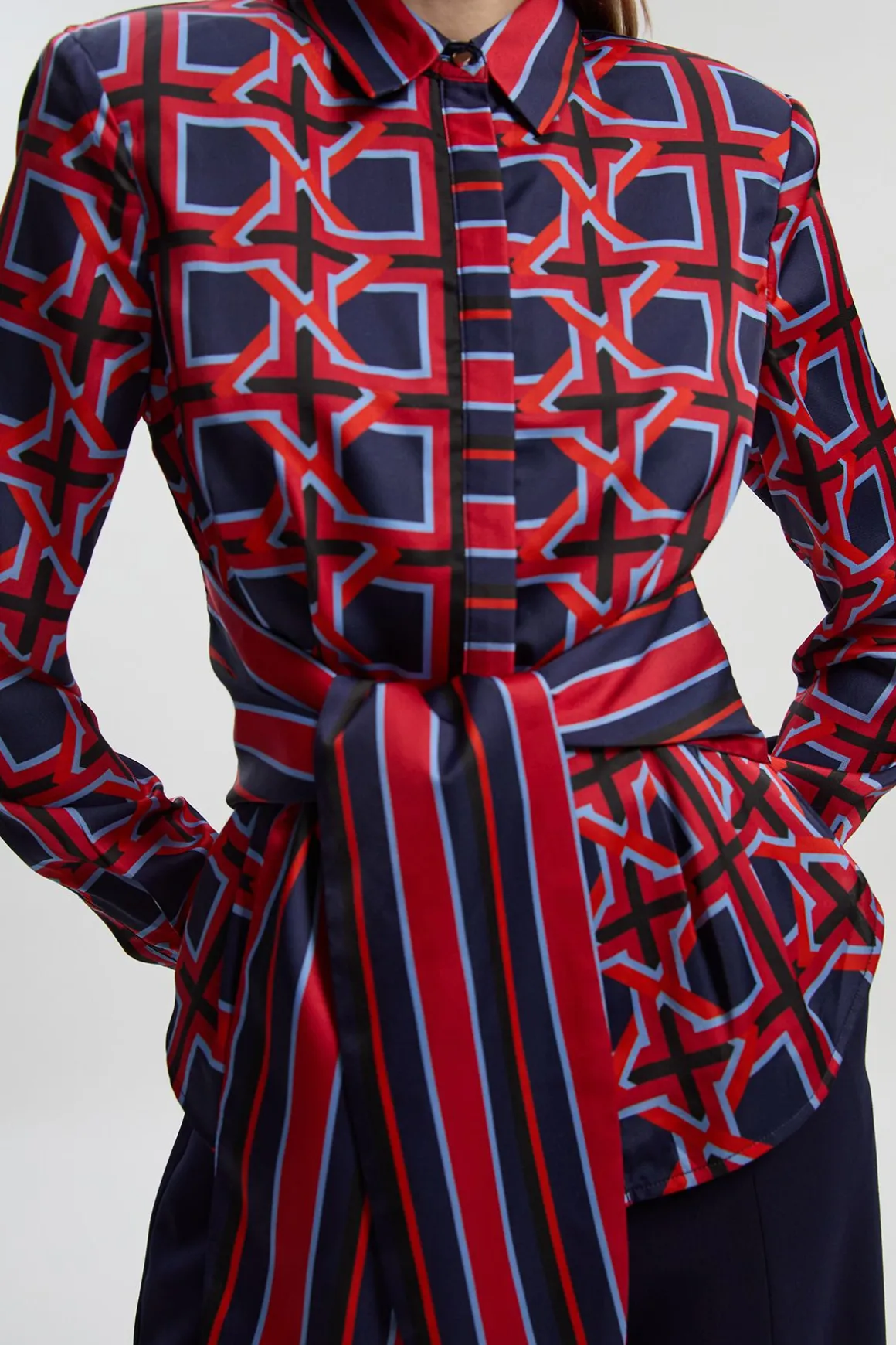 Chemise Tissée en Satin Martelé à Imprimé Géométrique avec Ceinture à Nouer