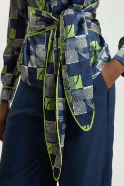 Chemise Tissée En Satin Martelé À Imprimé Géométrique Avec Ceinture À Nouer