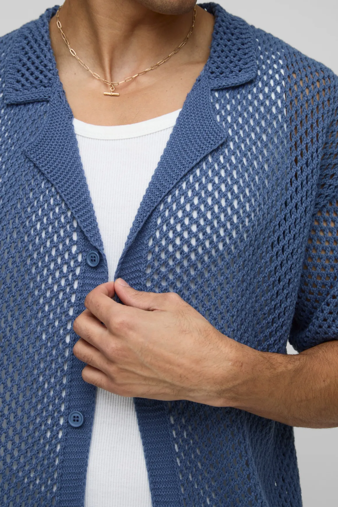 Chemise tricotée à mailles ouvertes, coupe régulière