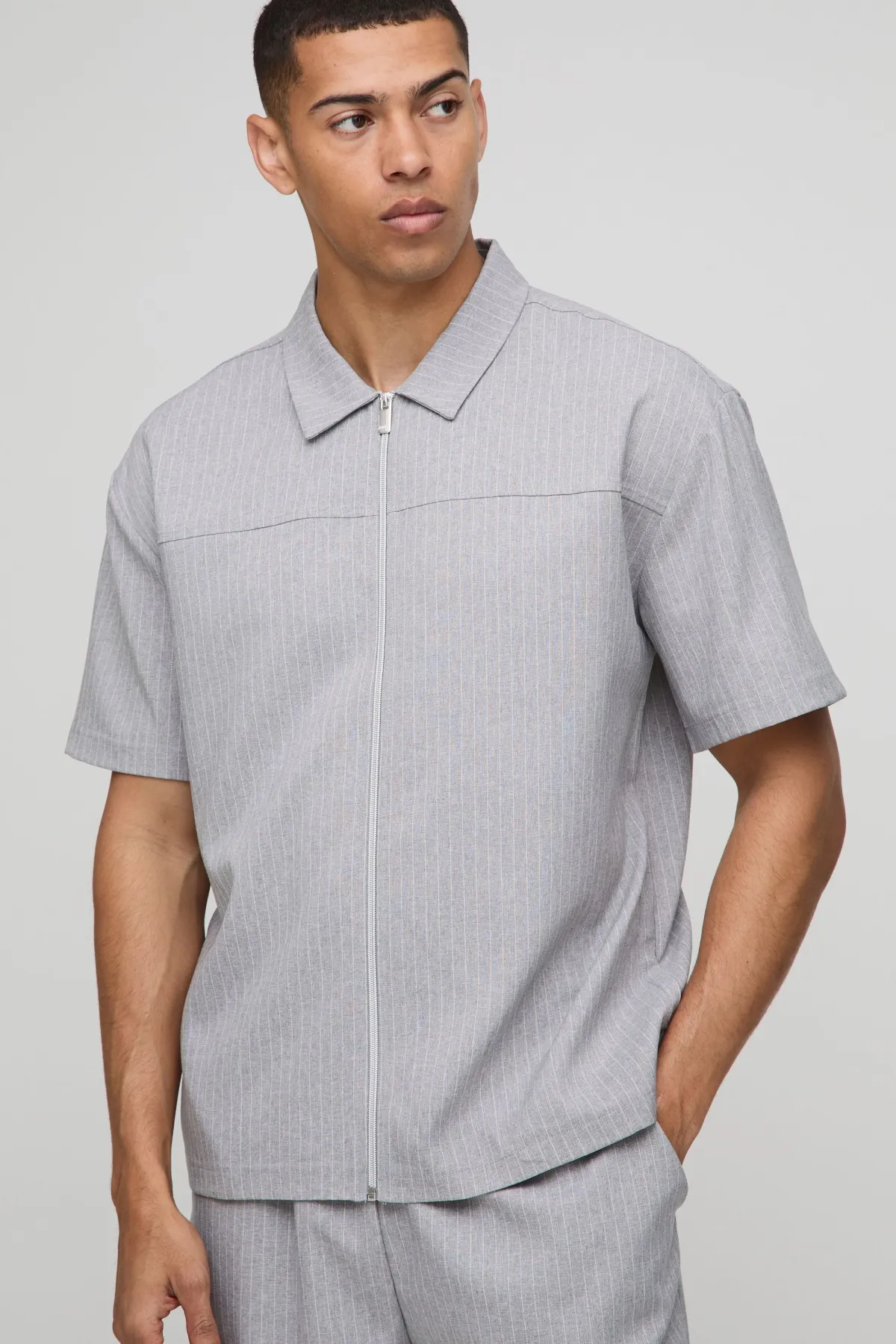boohooMAN Chemise zippée à manches courtes surdimensionnée à rayures<Homme Chemises