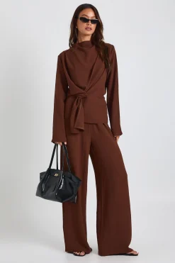 boohoo Chemisier allongé à manches longues en drapé tissé et pantalon coordonné<Femme Pantalons|Looks Chocolat