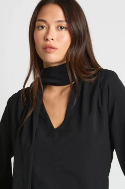 Chemisier en chiffon froissé à détail d'écharpe