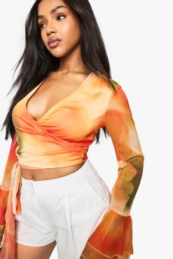 boohoo Chemisier en mousseline abstraite à nouer à l'avant avec manches évasées<Femme Tops
