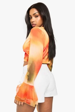 boohoo Chemisier en mousseline abstraite à nouer à l'avant avec manches évasées<Femme Tops