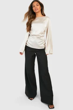 Chemisier en satin à encolure fendue et taille froncée