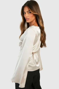 Chemisier en satin à encolure fendue et taille froncée
