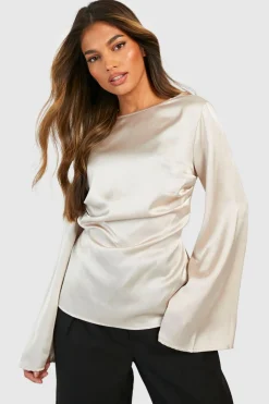 Chemisier en satin à encolure fendue et taille froncée