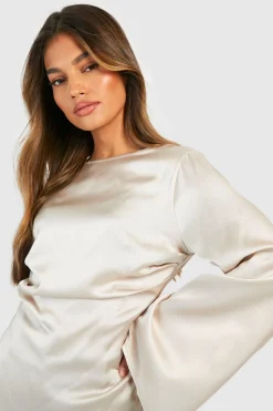 Chemisier en satin à encolure fendue et taille froncée