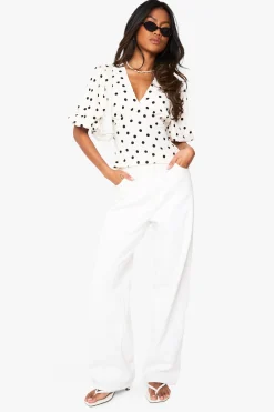 Chemisier en satin à pois et manches bouffantes