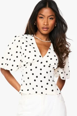 Chemisier en satin à pois et manches bouffantes