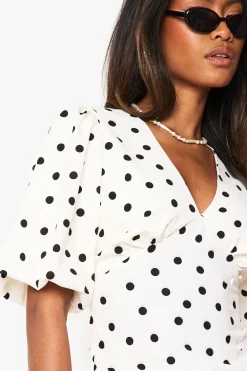 Chemisier en satin à pois et manches bouffantes