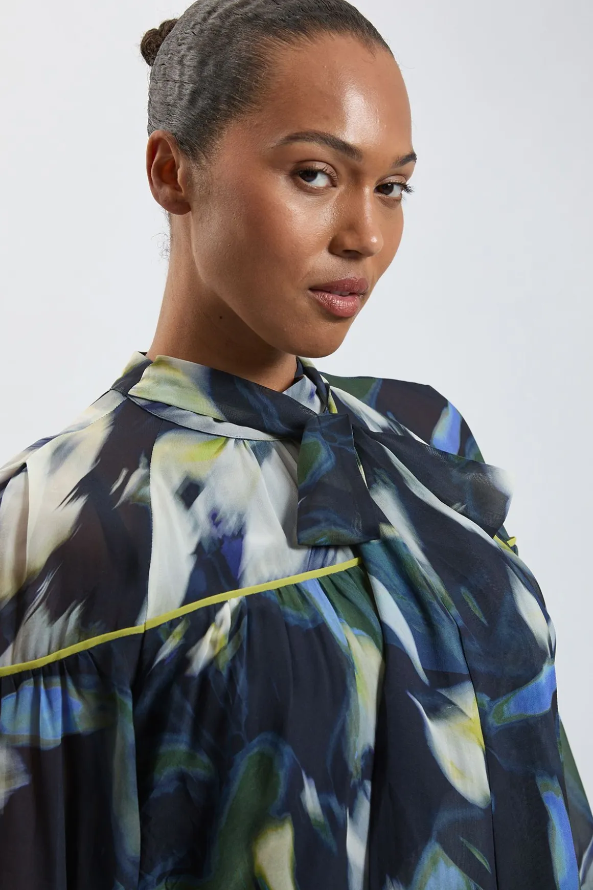 Chemisier Grande Taille En Viscose Tissée À Imprimé Floral Avec Nœud Au Col