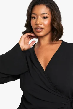 boohoo CHEMISIER À MANCHES LONGUES PLUS ASYMETRIQUE AVEC NOEUD SUR LE DEVANT<Femme Tops