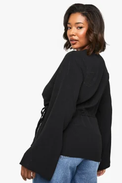 boohoo CHEMISIER À MANCHES LONGUES PLUS ASYMETRIQUE AVEC NOEUD SUR LE DEVANT<Femme Tops