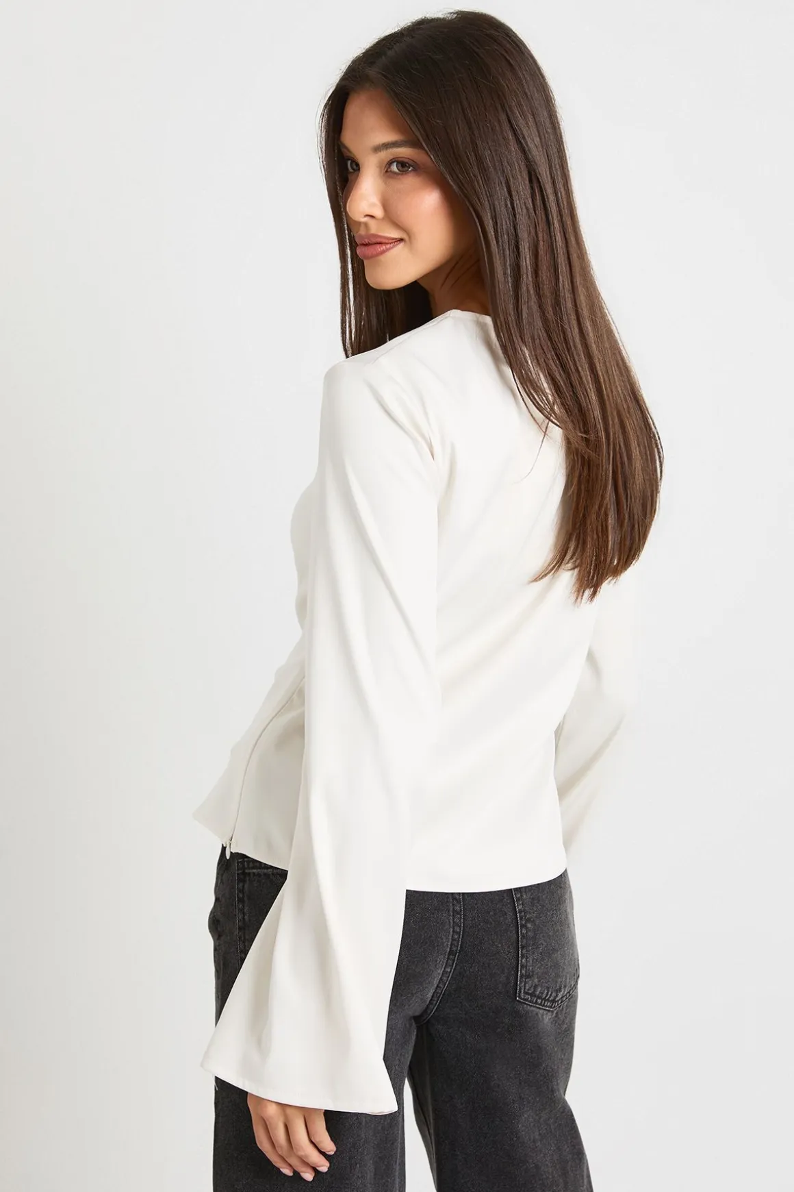 Chemisier à manches évasées avec détails de garniture dorée