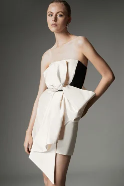 Collection Archive - Petite robe mini en taffetas ornée d'un détail de noeud tissé