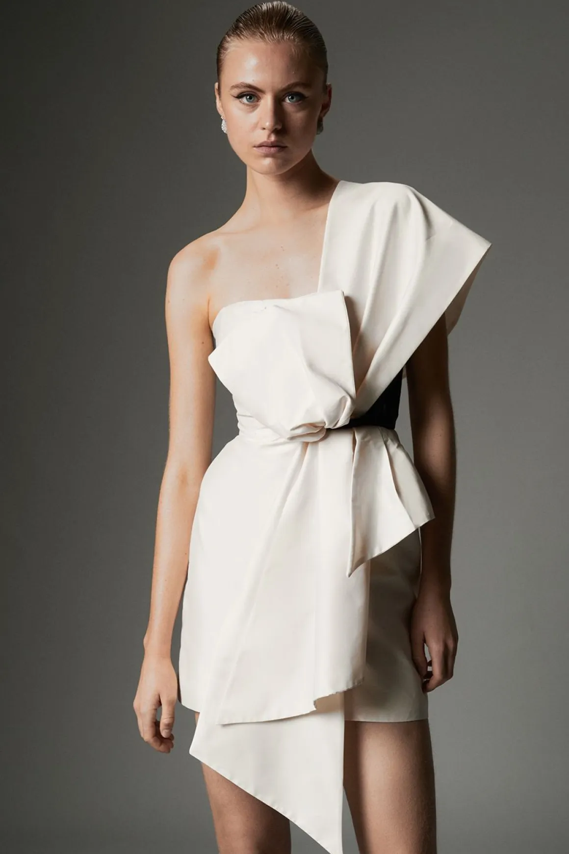 Collection Archive - Petite robe mini en taffetas ornée d'un détail de noeud tissé