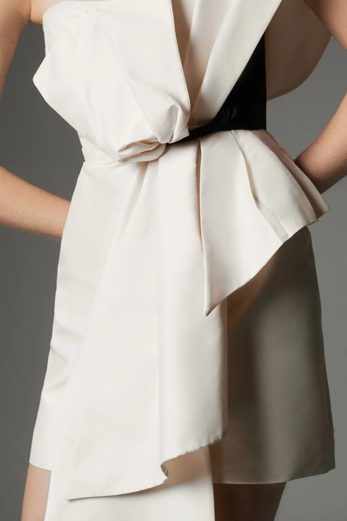 Collection Archive - Petite robe mini en taffetas ornée d'un détail de noeud tissé