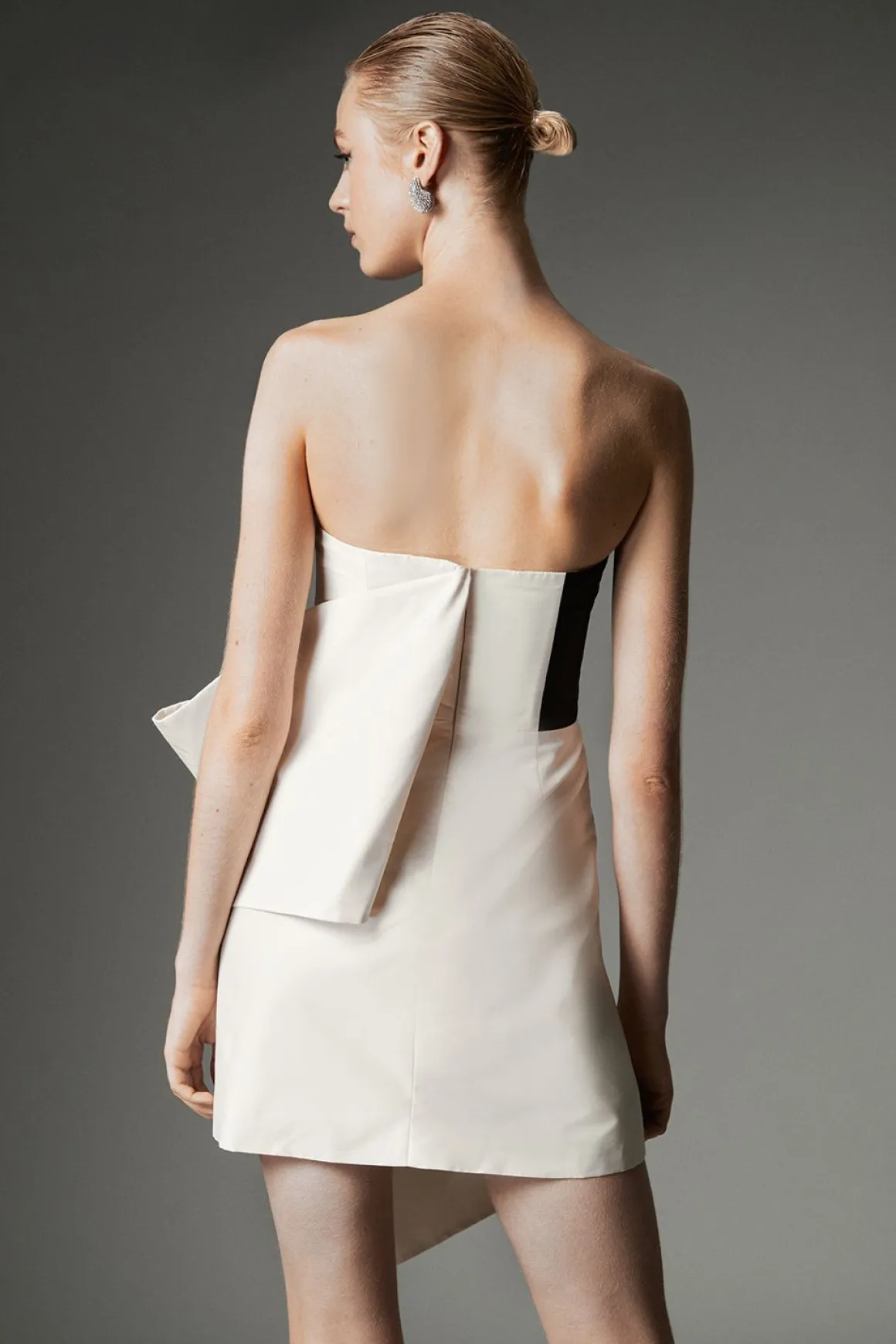 Collection Archive - Petite robe mini en taffetas ornée d'un détail de noeud tissé