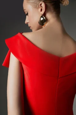 Collection Archive – Robe Midaxi Asymétrique à Détail Grand Nœud et Épaules Dénudées