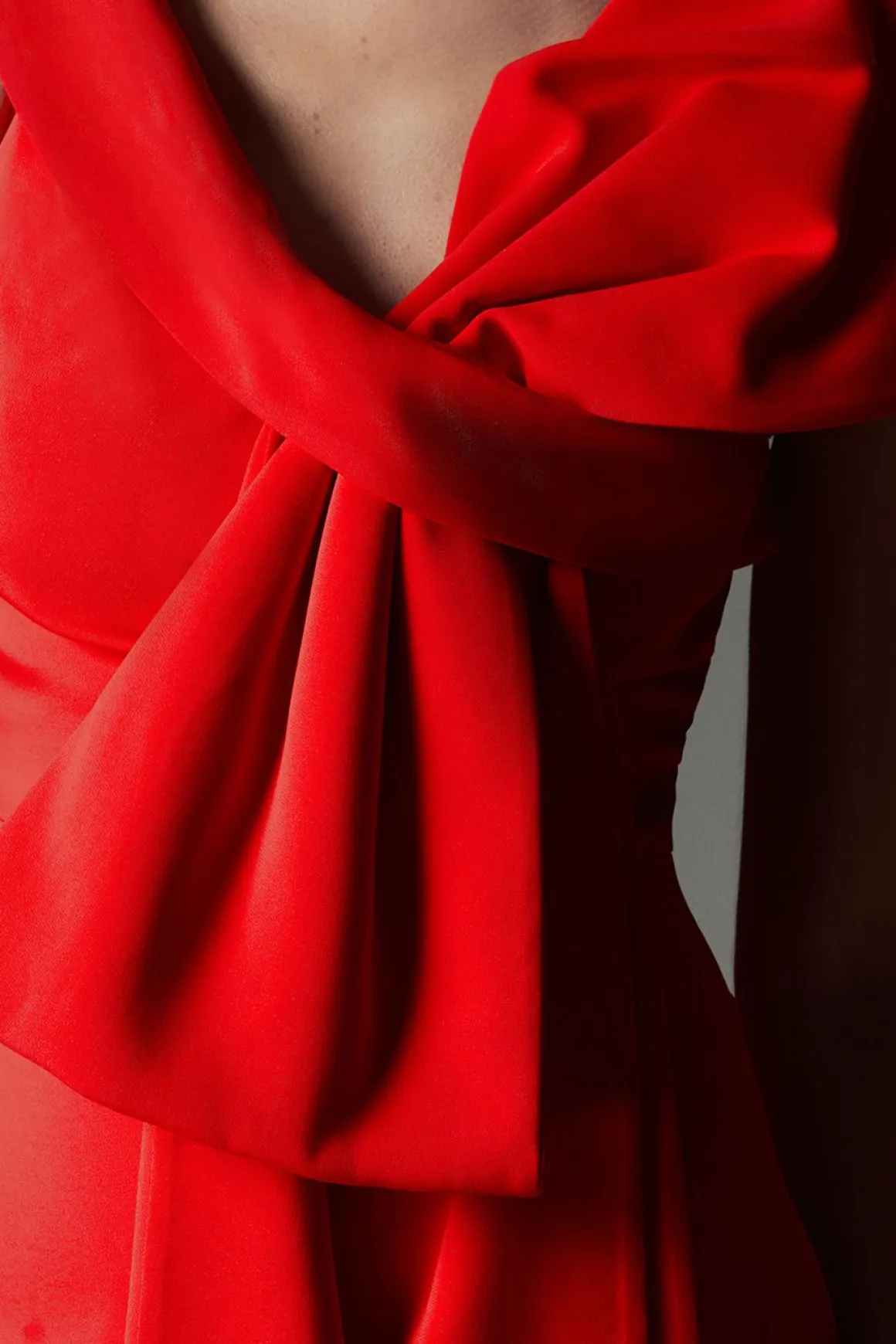 Collection Archive – Robe Midaxi Asymétrique à Détail Grand Nœud et Épaules Dénudées