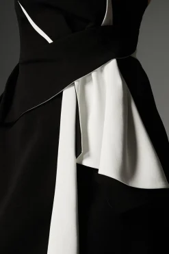 Collection Archive - Robe midi en crépon à bandeau avec un petit détail de nœud