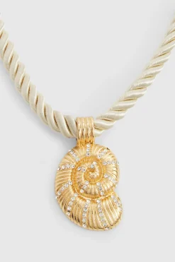 Collier à corde orné d’un pendentif en coquille
