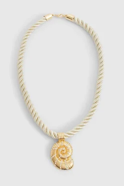 Collier à corde orné d’un pendentif en coquille