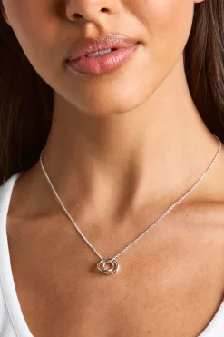 Collier À Détail D'anneaux Entrelacés