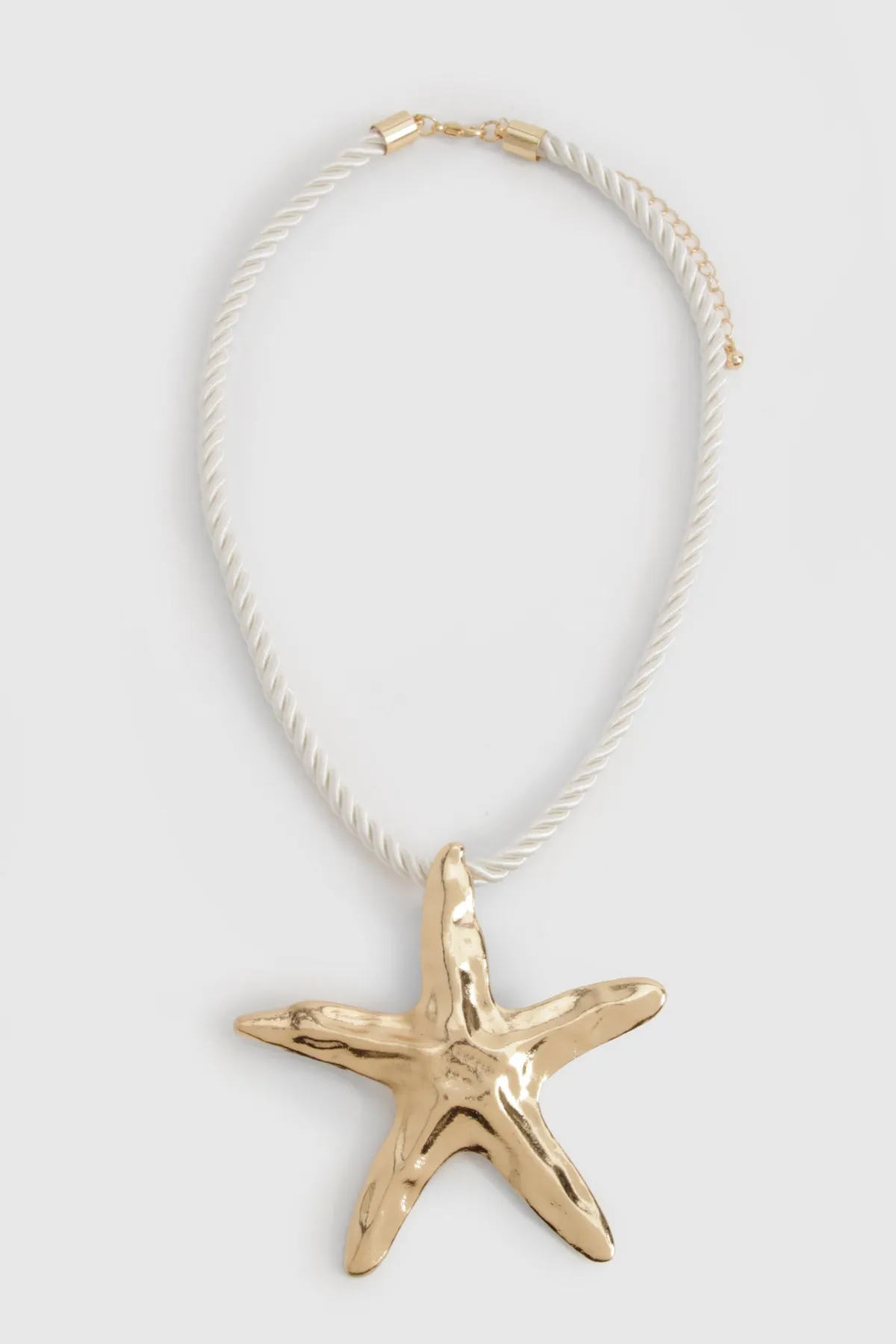 boohoo Collier en corde avec pendentif étoile de mer< Colliers