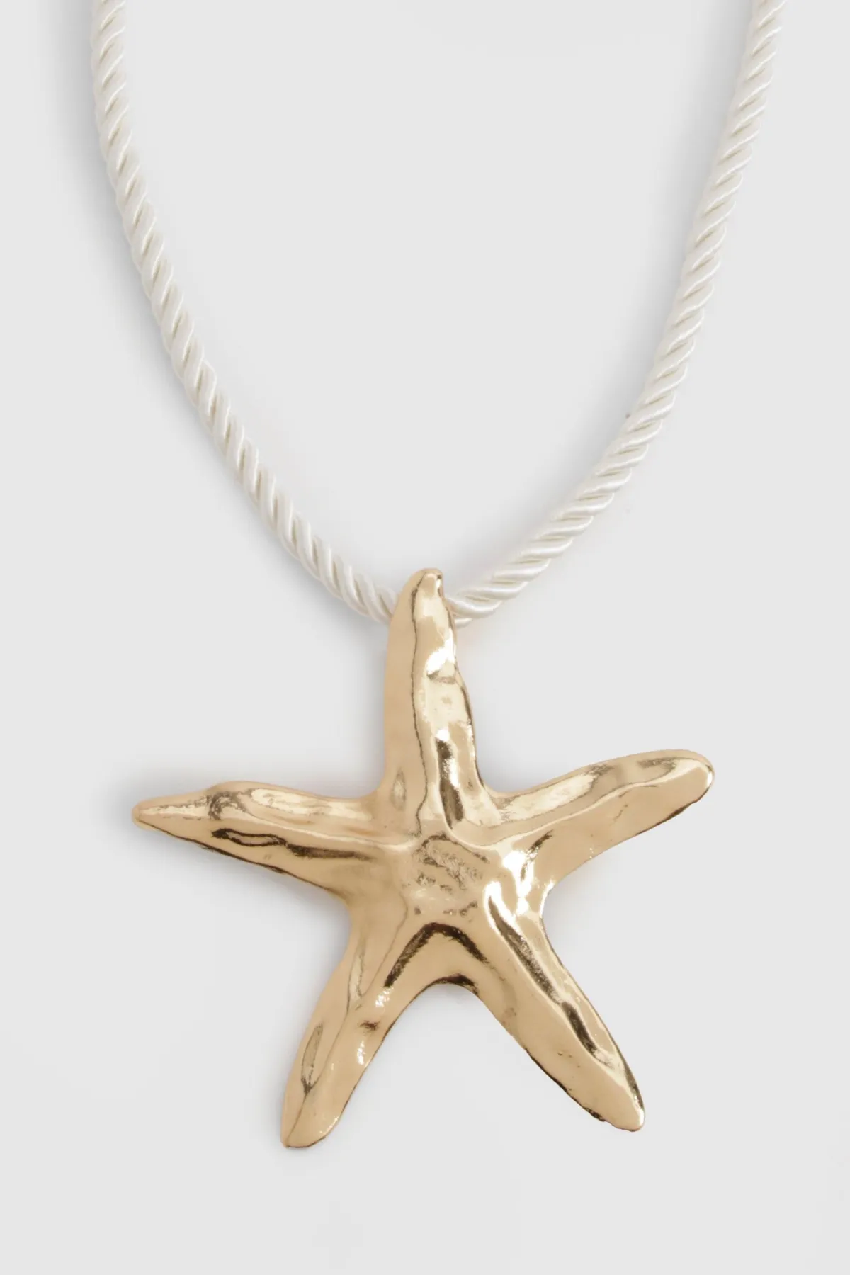 boohoo Collier en corde avec pendentif étoile de mer< Colliers