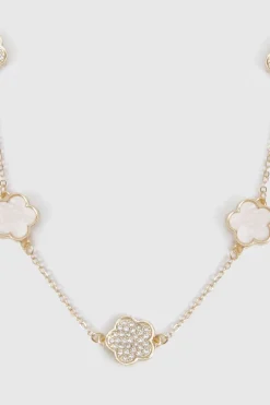 Collier orné d'un détail floral en émail