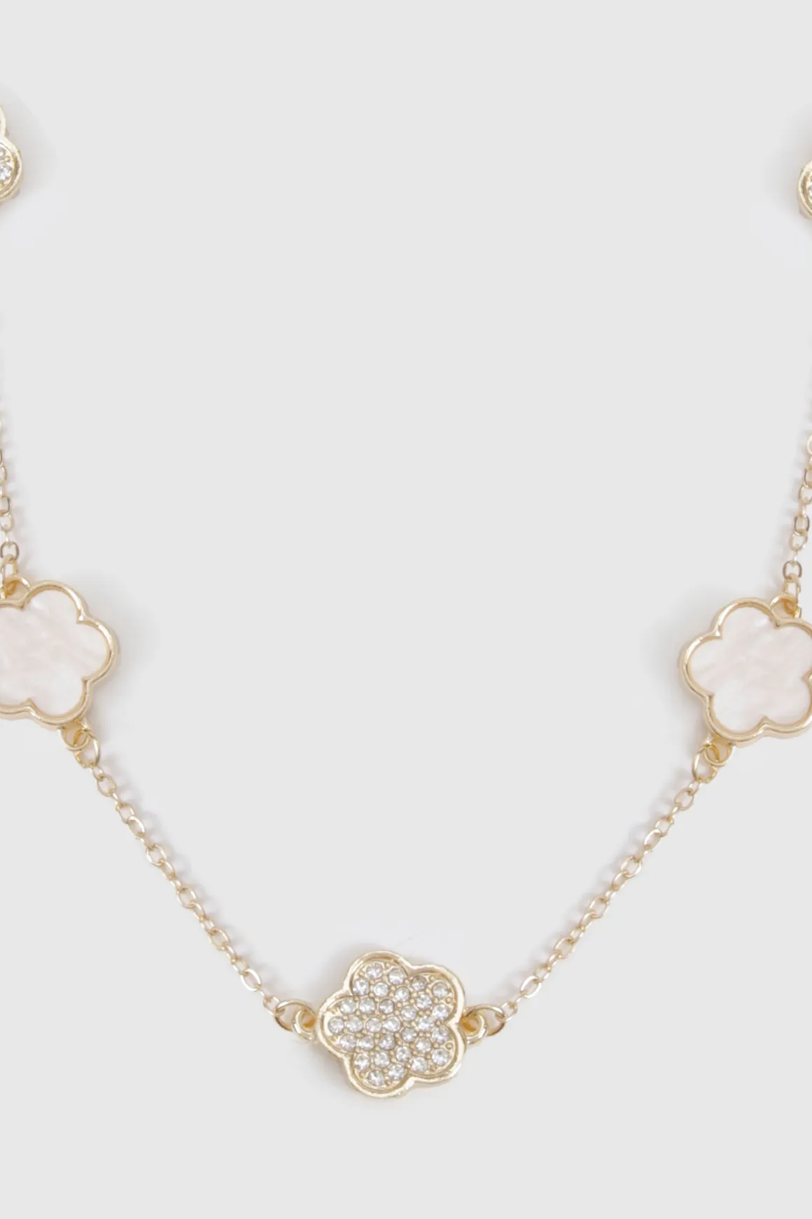 Collier orné d'un détail floral en émail