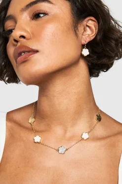 Collier orné d'un détail floral en émail
