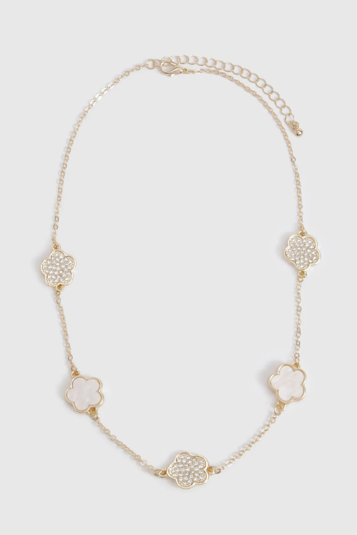 Collier orné d'un détail floral en émail