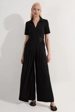 Combinaison ajustée souple à plis et ceinture
