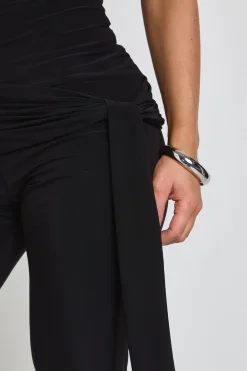 Combinaison Capri Moulante À Encolure Asymétrique