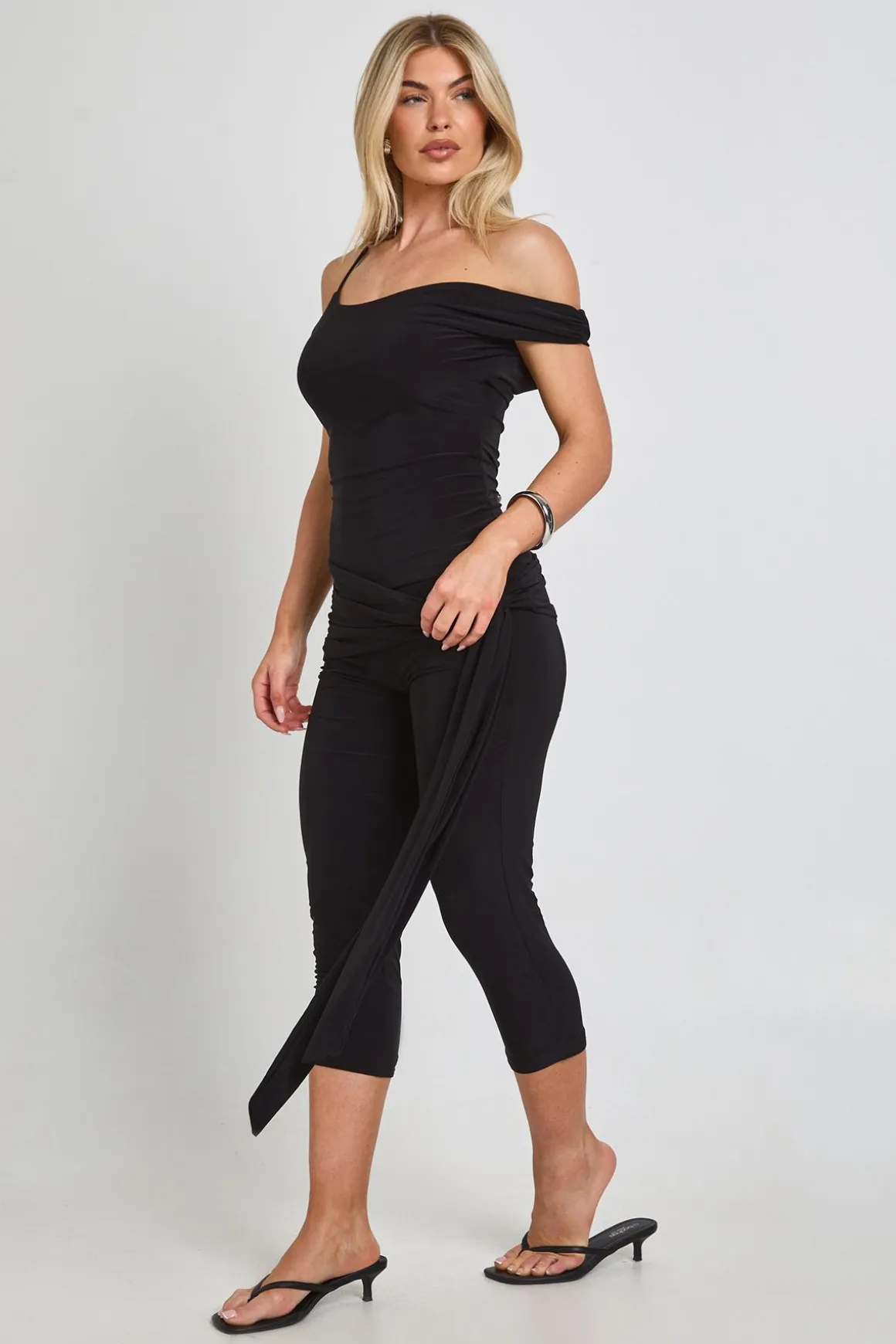 Combinaison Capri Moulante À Encolure Asymétrique