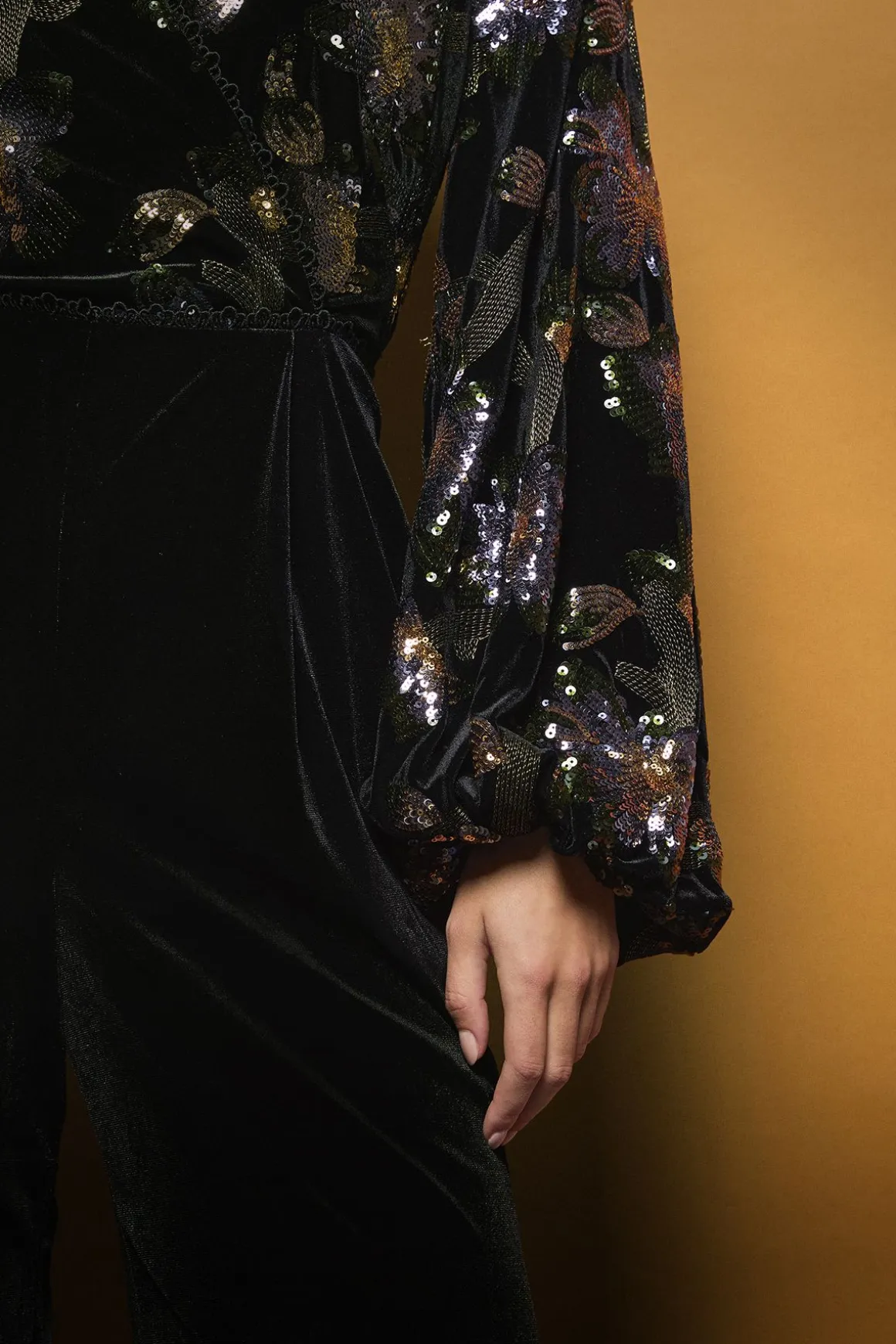 Combinaison à Col V et Manches Bouffantes avec Sequins Floraux